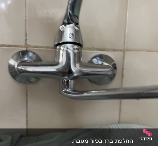 ברז סוללה מנירוסטה מותקן על קיר אריחים